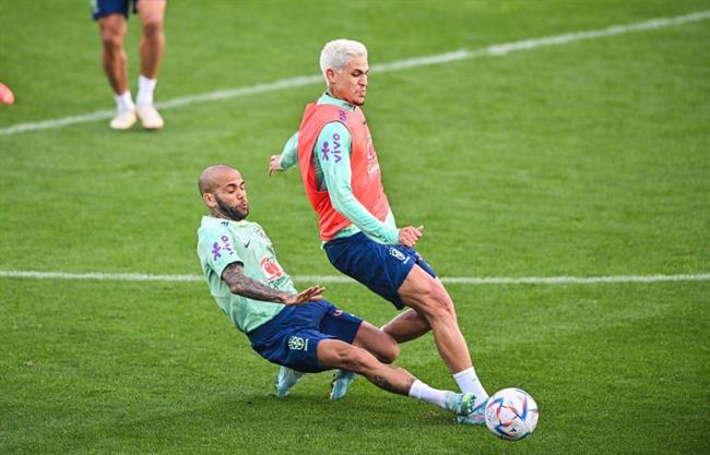 Dani Alves vào bóng như muốn ăn tươi nuốt sống đồng đội